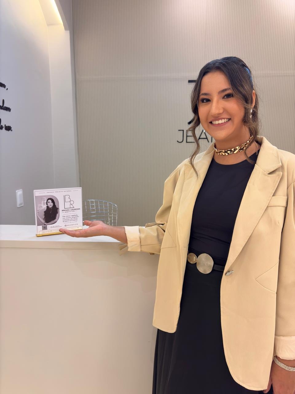 Brenda Lourenza em ambiente comercial assinado pelo escritório