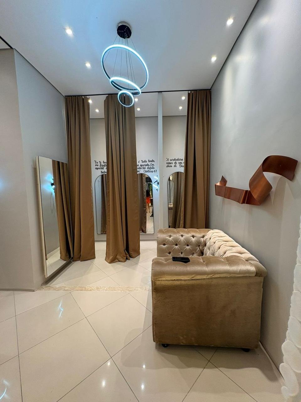 Corredor de provadores com cortinas e luminaria circular
